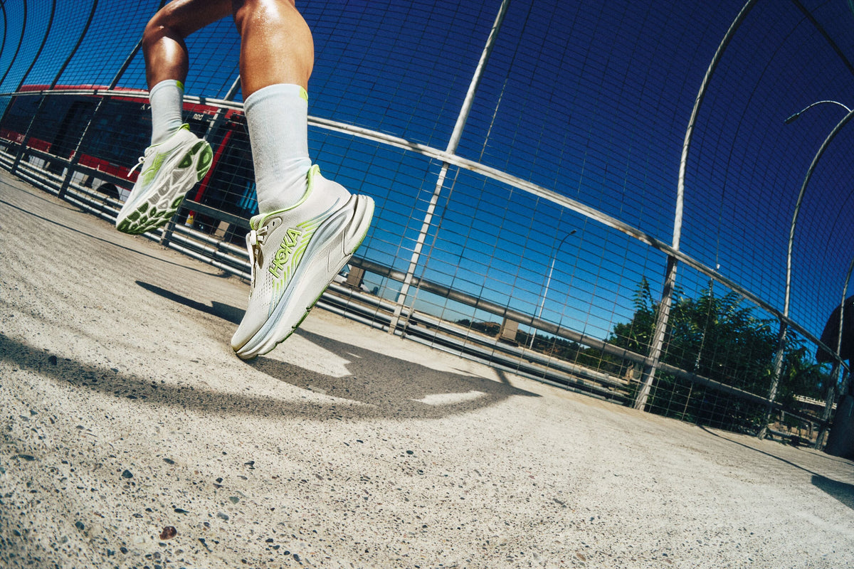 HOKA Clifton 11 campaña F26 — cancha