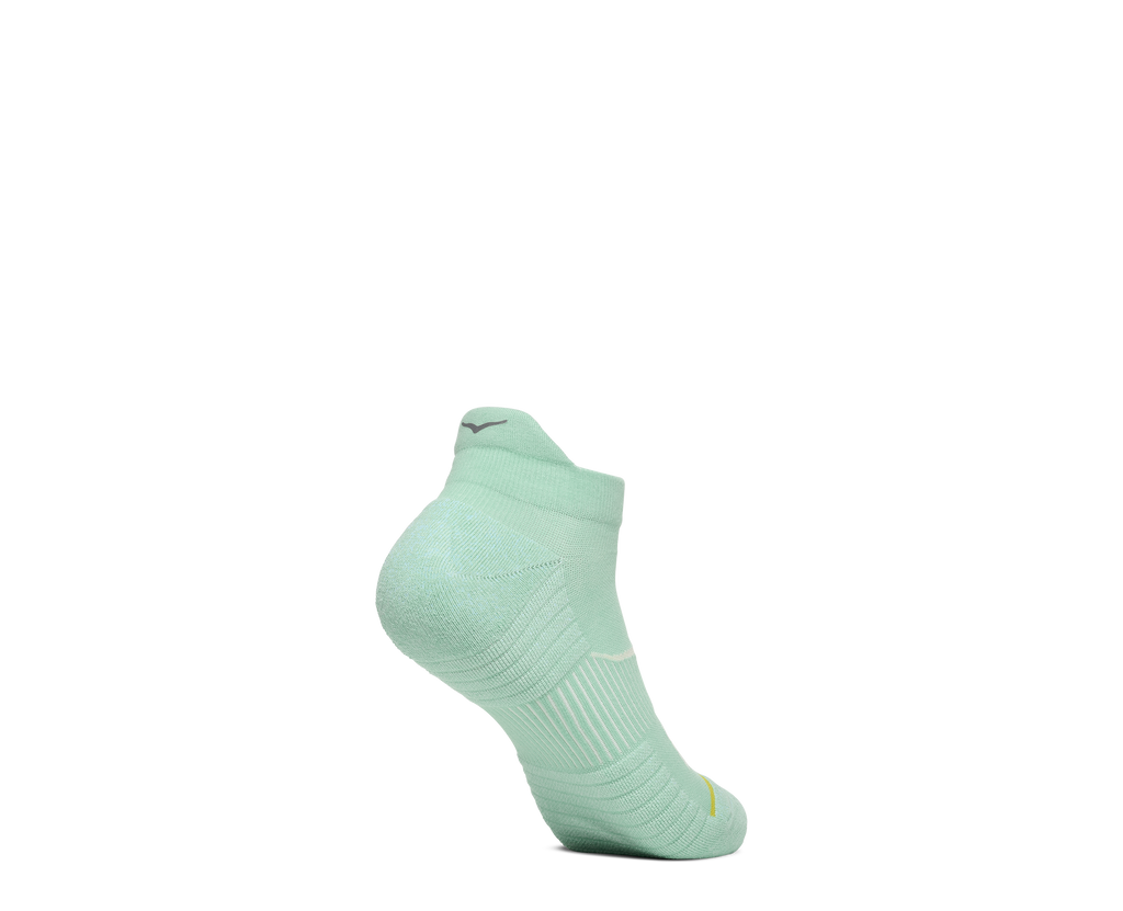 HOKA No Show Run Sock 3 Pack Unisex Birch Jadeite Foggy Night — vista tres cuartos