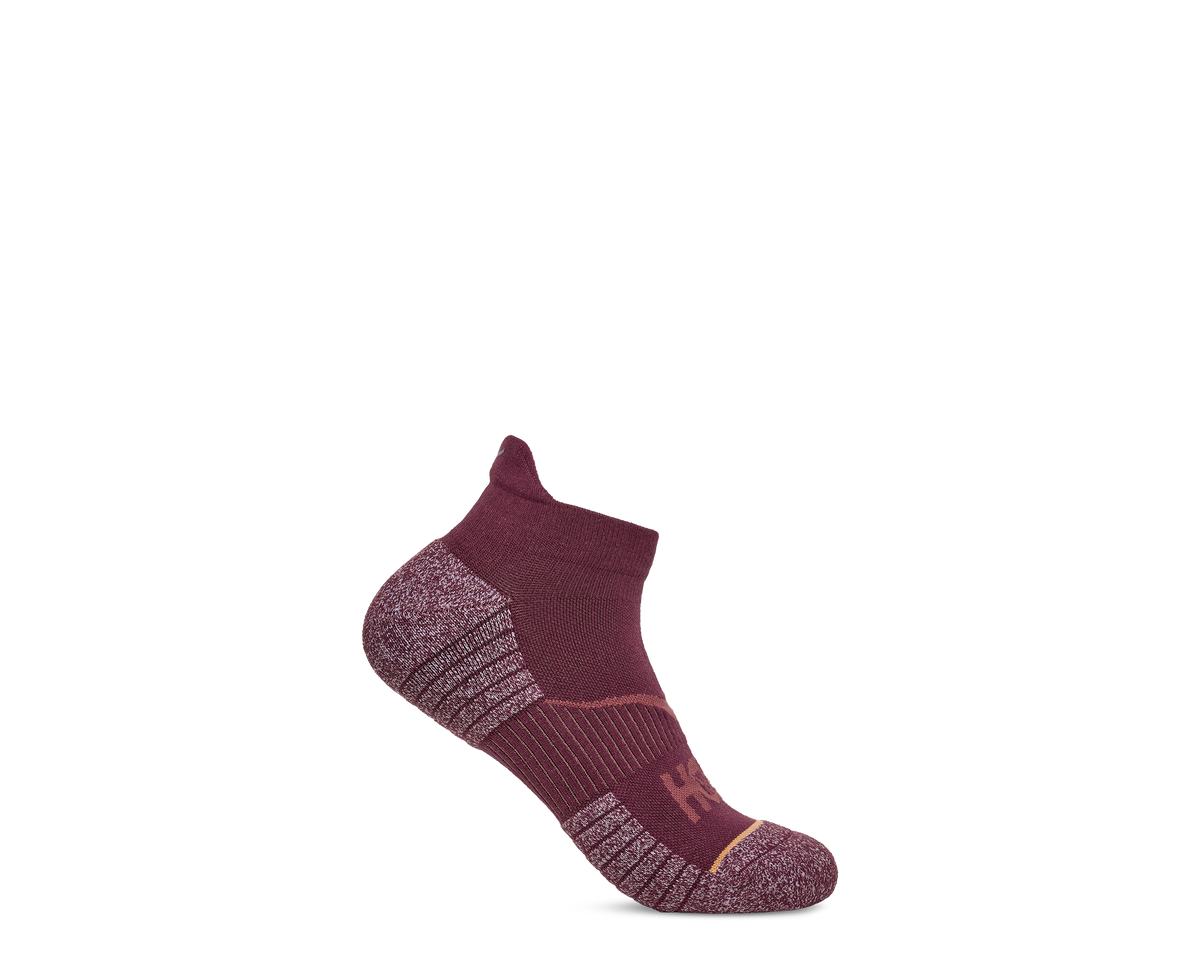 HOKA No Show Run Sock 3 Pack Unisex Blk Cherry Electric Rose Rose Latte — vista lateral
