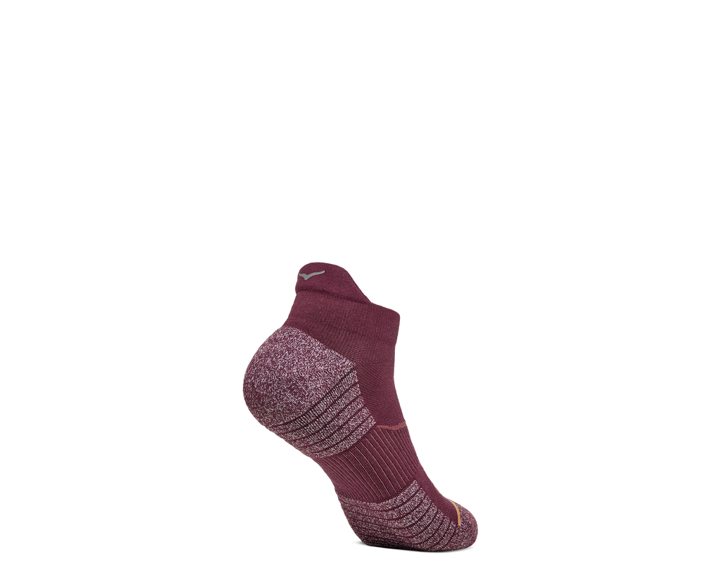 HOKA No Show Run Sock 3 Pack Unisex Blk Cherry Electric Rose Rose Latte — vista tres cuartos