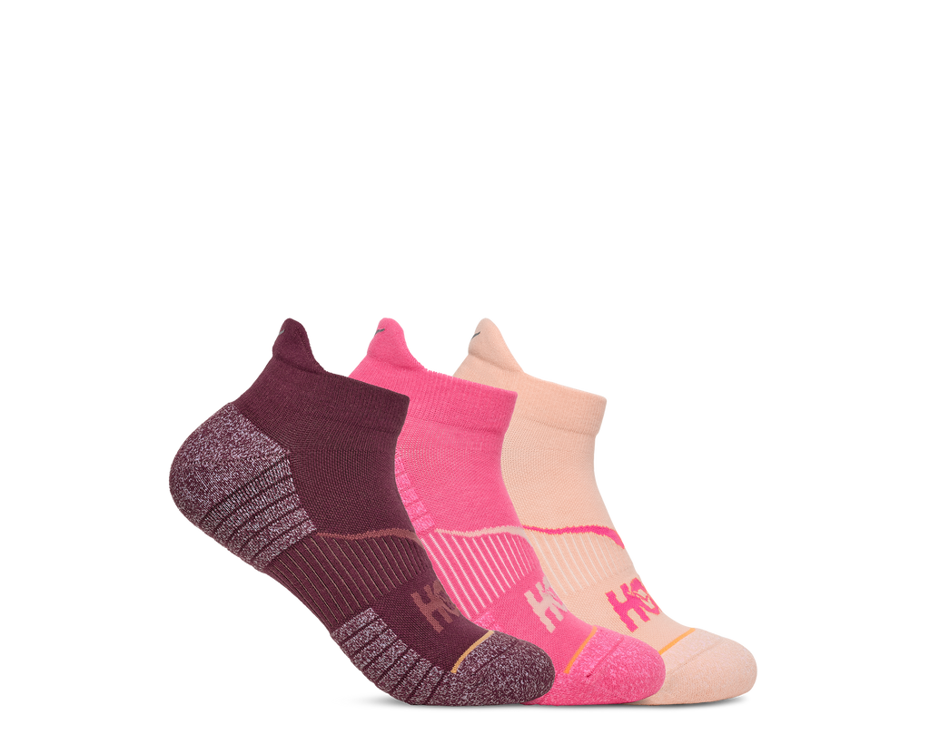 HOKA No Show Run Sock 3 Pack Unisex Blk Cherry Electric Rose Rose Latte — vista superior