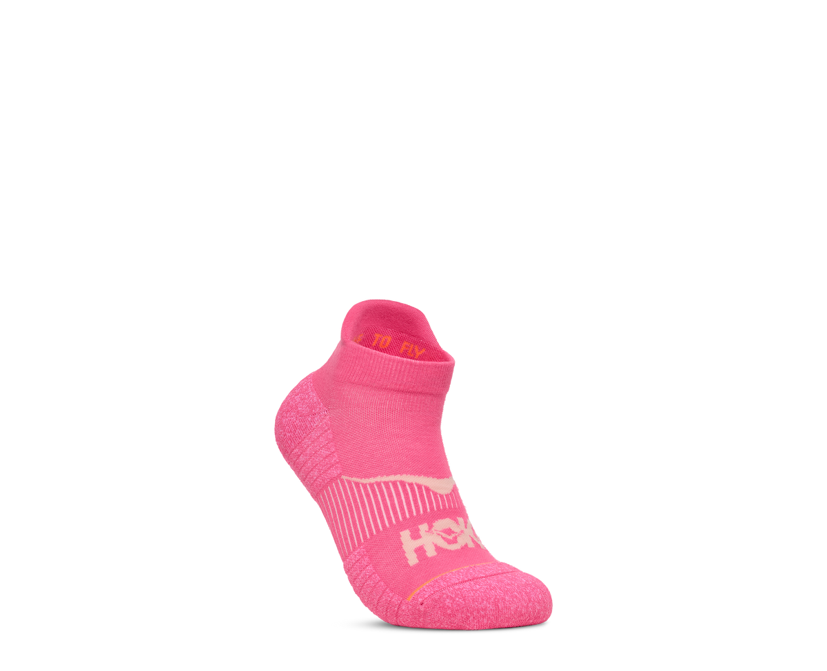 HOKA No Show Run Sock 3 Pack Unisex Blk Cherry Electric Rose Rose Latte — vista medial