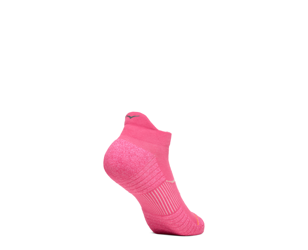 HOKA No Show Run Sock 3 Pack Unisex Blk Cherry Electric Rose Rose Latte — vista tres cuartos