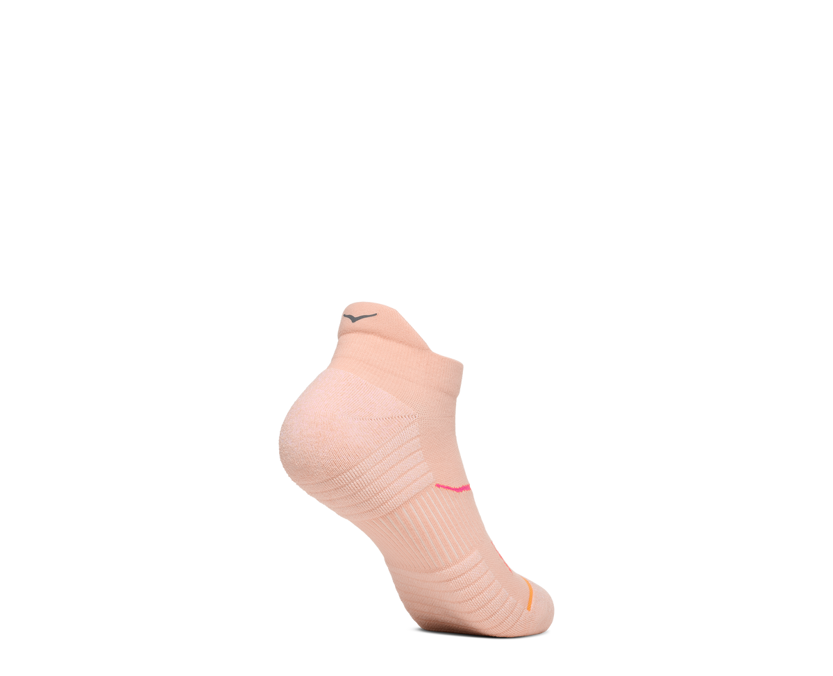 HOKA No Show Run Sock 3 Pack Unisex Blk Cherry Electric Rose Rose Latte — vista tres cuartos