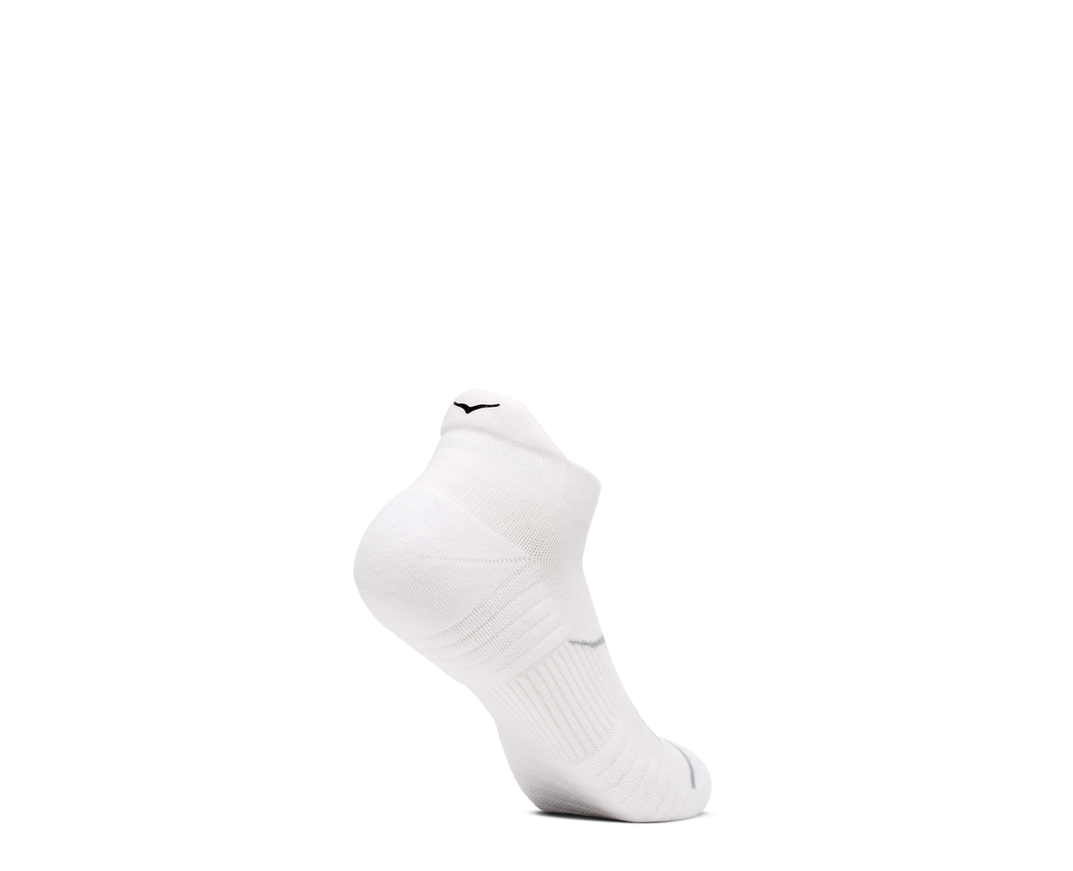 HOKA No-show Run Sock 3-PACK Unisex White — vista tres cuartos