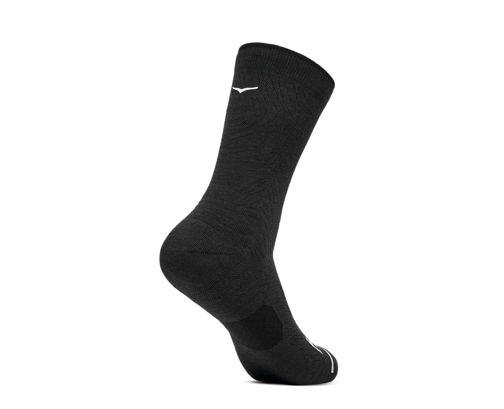 HOKA Crew Run Sock 3-PACK Unisex Black Black Black — vista tres cuartos
