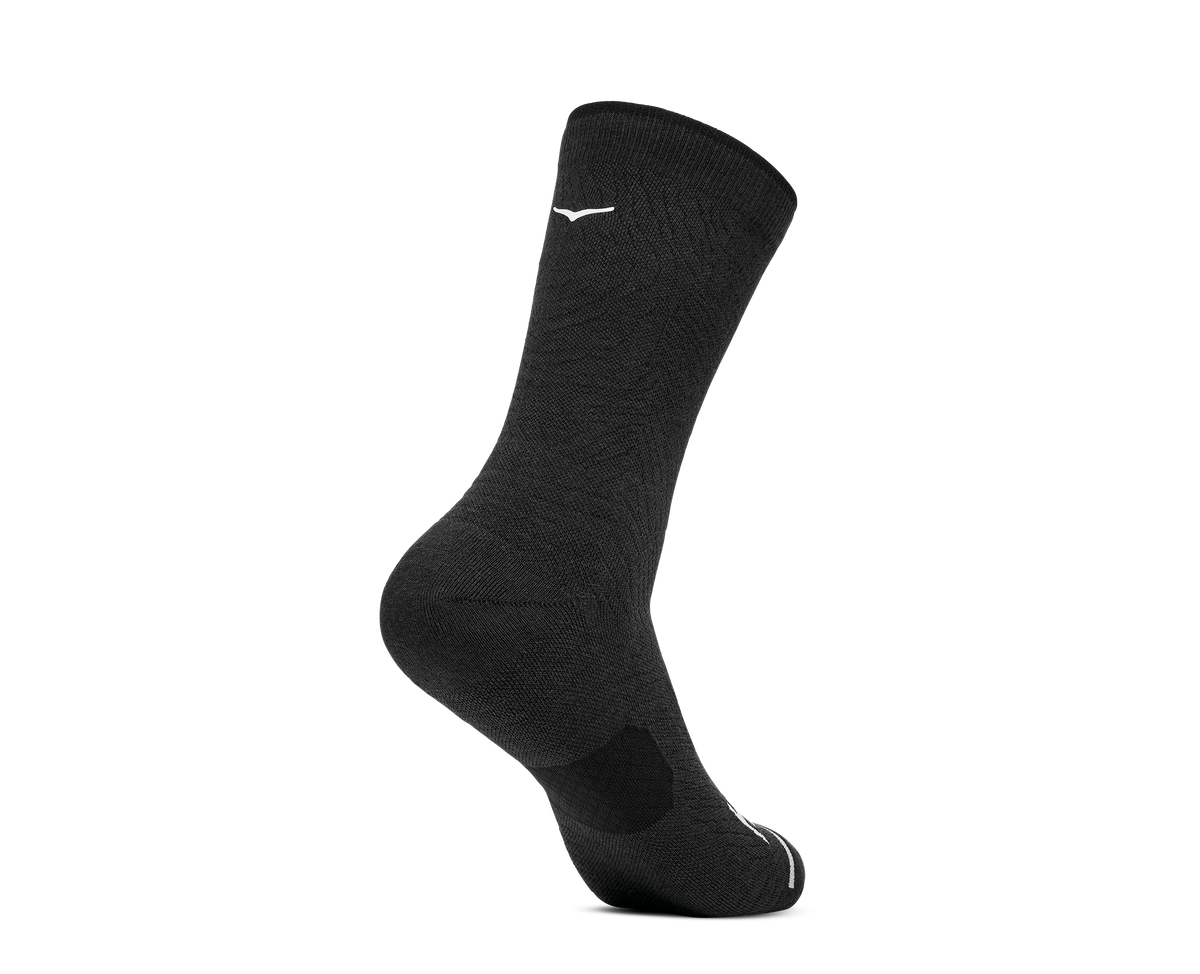 HOKA Crew Run Sock 3-PACK Unisex Black Black Black — vista tres cuartos