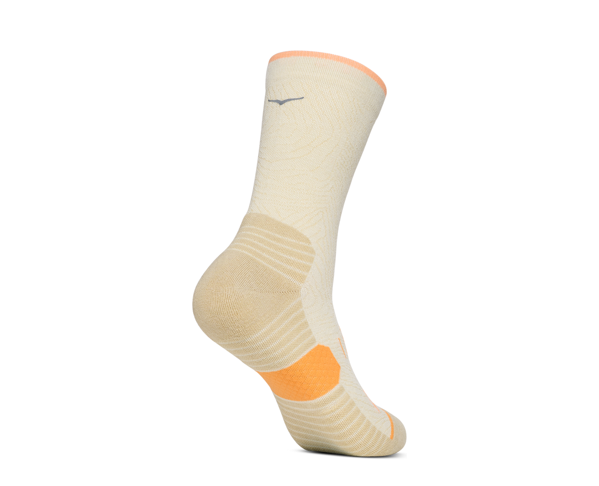 HOKA Crew Run Sock 3-PACK Unisex Truffle Salt Pumpkin Blk Cherry — vista tres cuartos