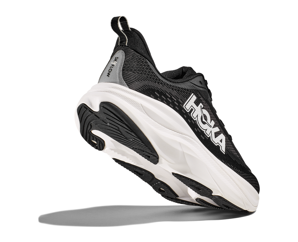 HOKA Skyflow Hombre Black White — vista tres cuartos