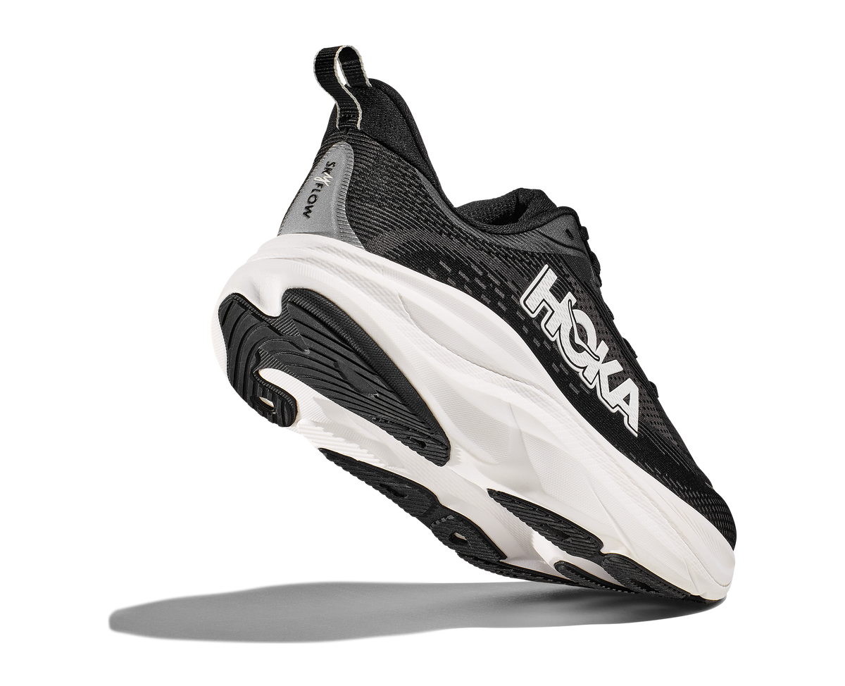 HOKA Skyflow Hombre Black White — vista tres cuartos