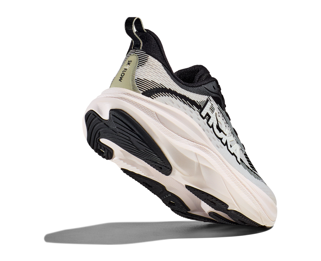 HOKA Skyflow Mujer Black White — vista tres cuartos