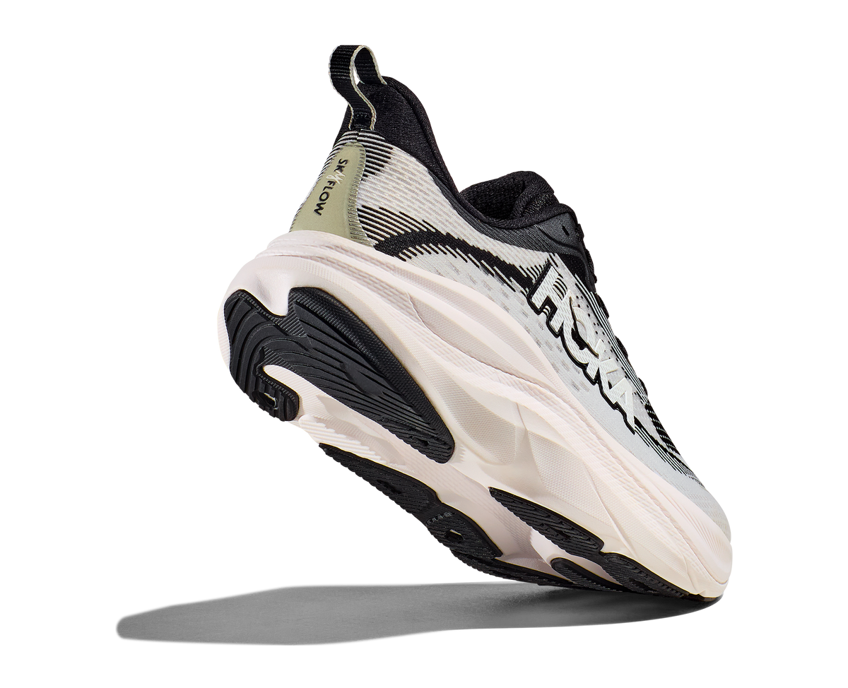HOKA Skyflow Mujer Black White — vista tres cuartos