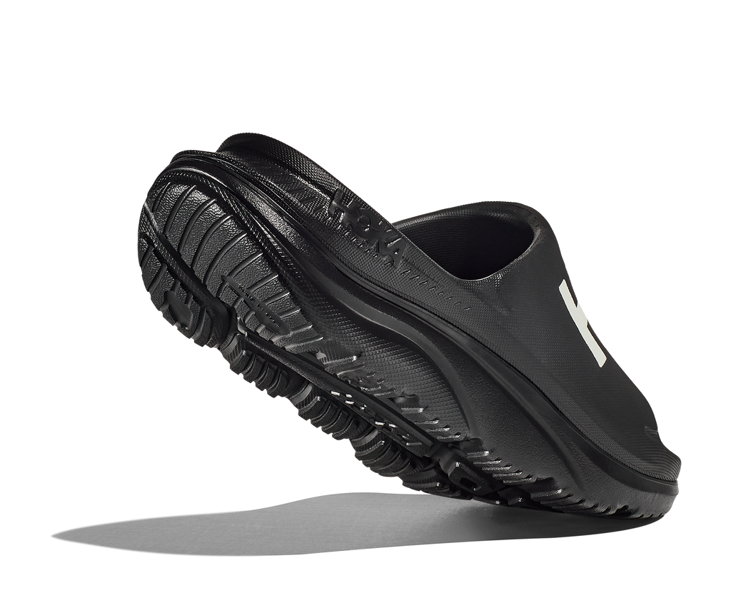 HOKA Ora Athletic Slide Unisex Black White — vista tres cuartos