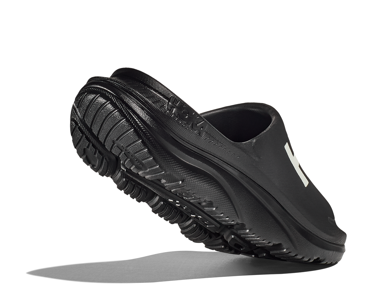 HOKA Ora Athletic Slide Unisex Black White — vista tres cuartos