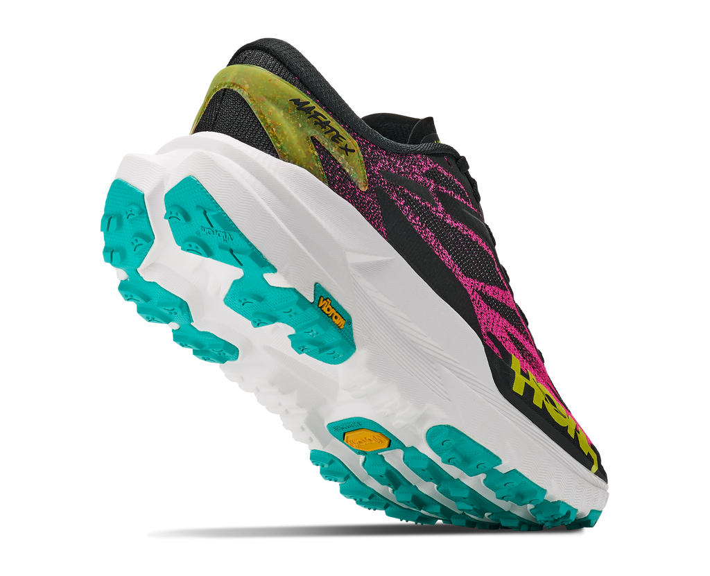 HOKA Mafate X Mujer Black / Neon Dragonfruit — vista tres cuartos