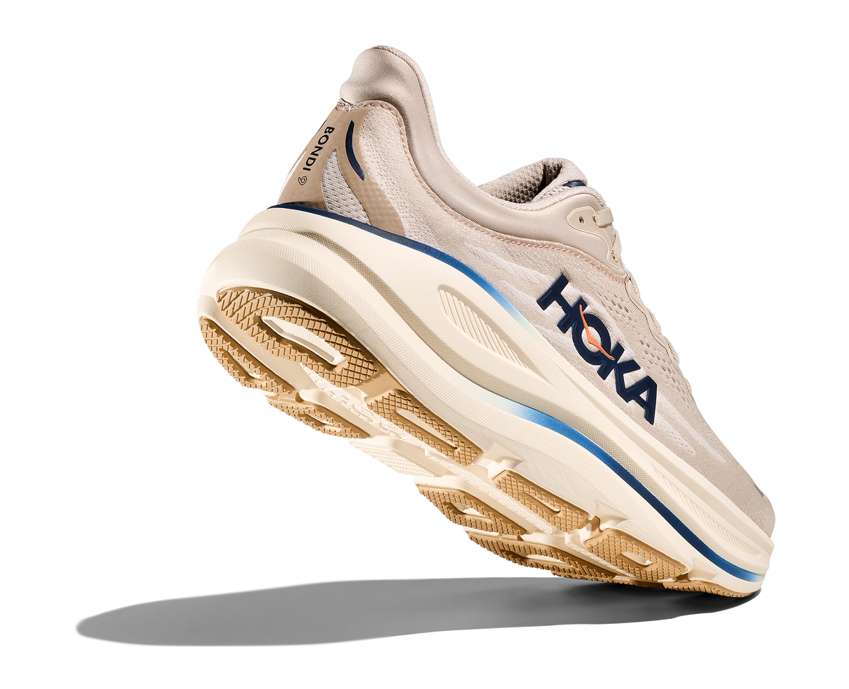 HOKA Bondi 9 Hombre Stucco / Grout — vista tres cuartos