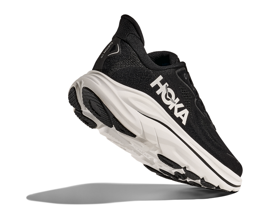 HOKA Clifton 10 Hombre Black White — vista tres cuartos