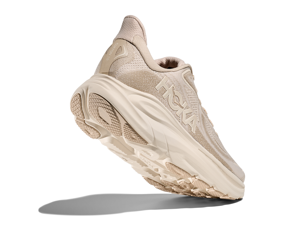 HOKA Clifton 10 Hombre Oatmeal / Oat Milk — vista tres cuartos