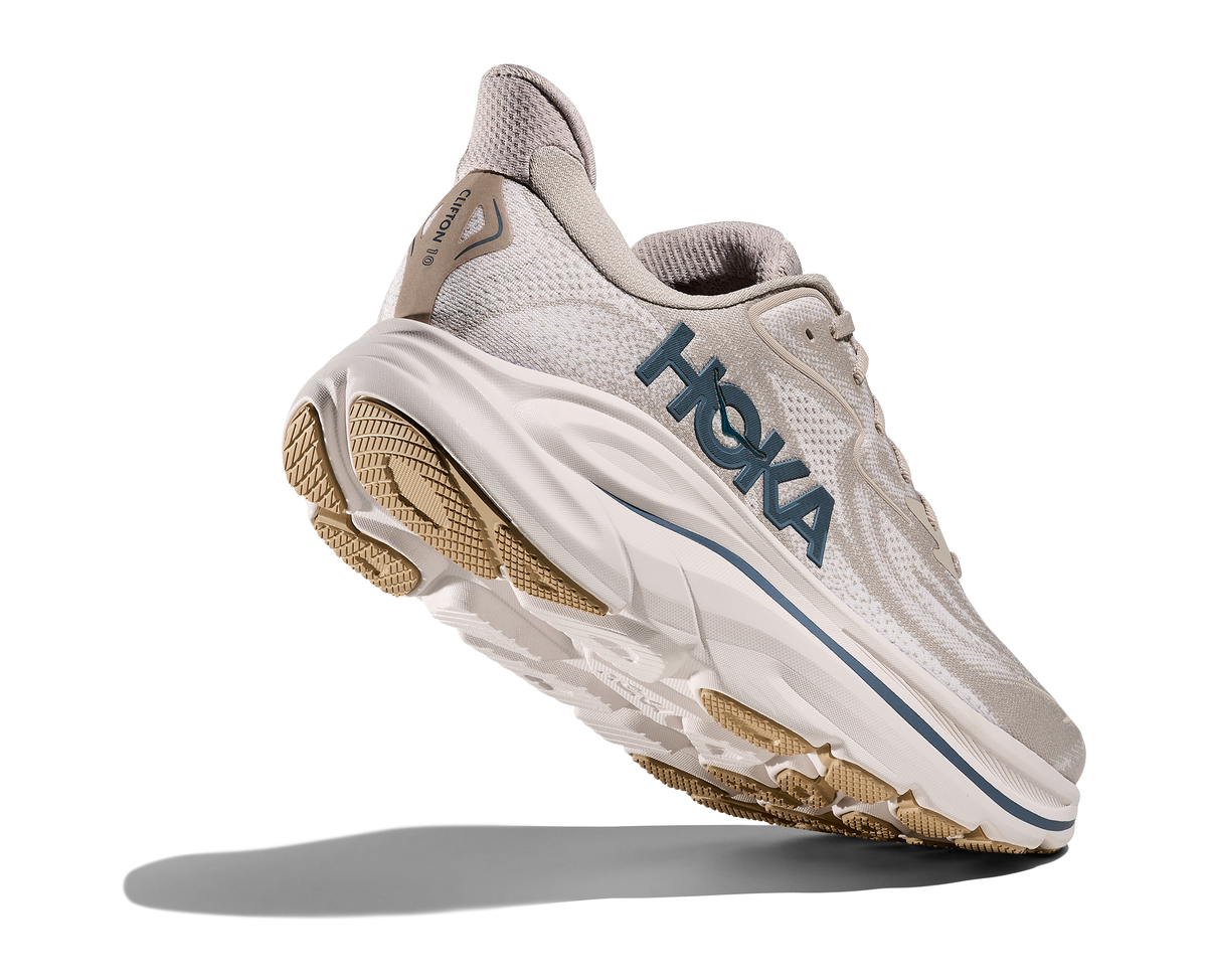 HOKA Clifton 10 Hombre Putty Grout — vista tres cuartos