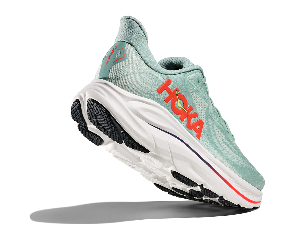 HOKA Clifton 10 Hombre Sage / Neon Flame — vista tres cuartos