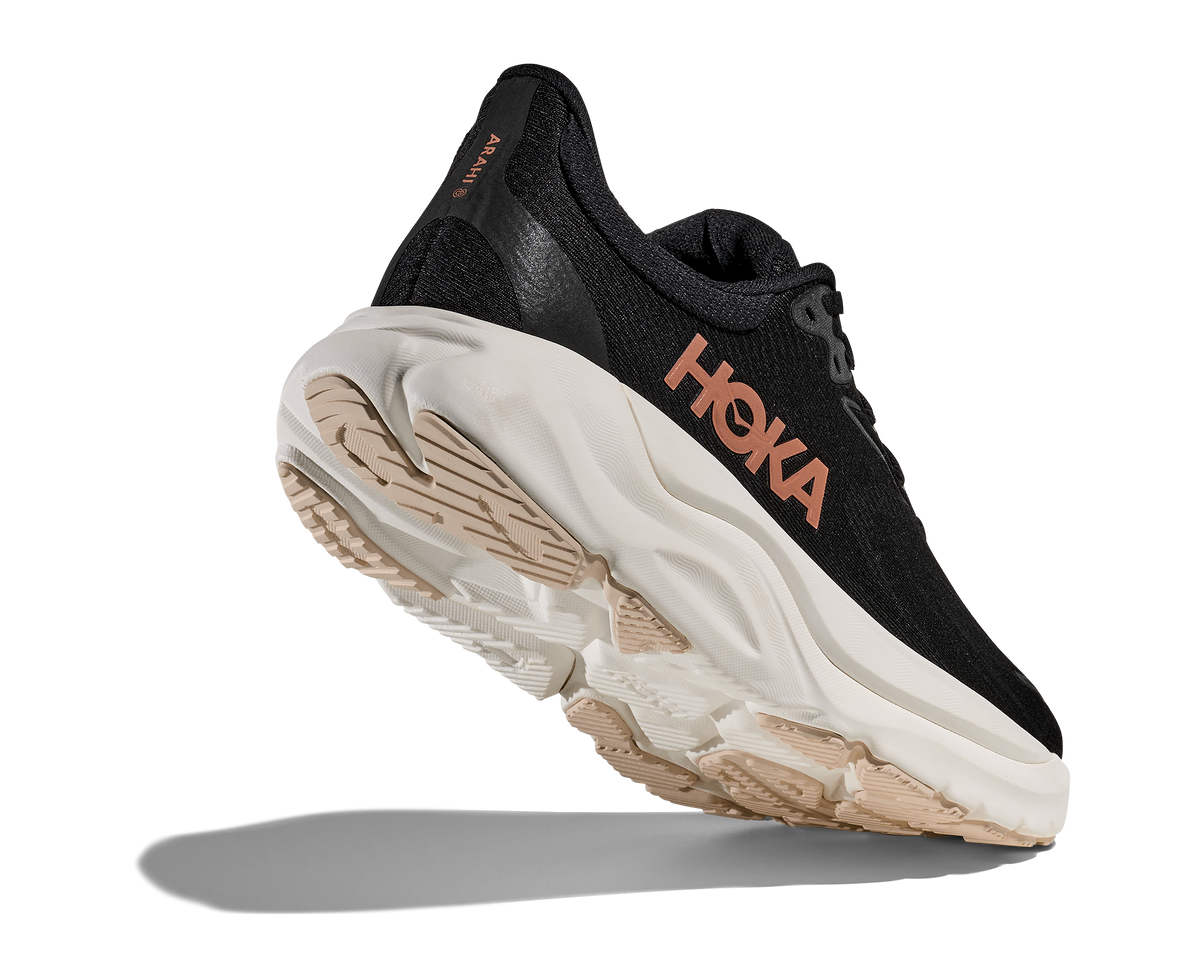 HOKA Arahi 8 Mujer Black / Rose Gold — vista tres cuartos