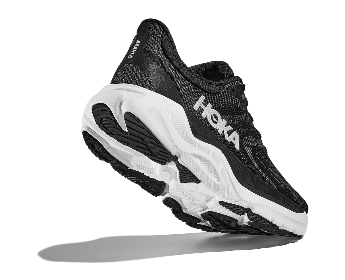 HOKA Arahi 8 Mujer Black White — vista tres cuartos