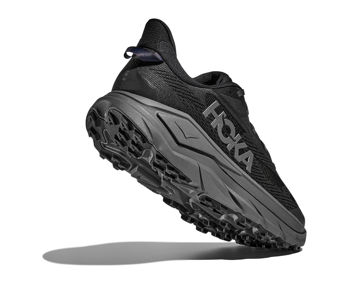 HOKA Challenger 8 Hombre Black Outer Orbit — vista tres cuartos
