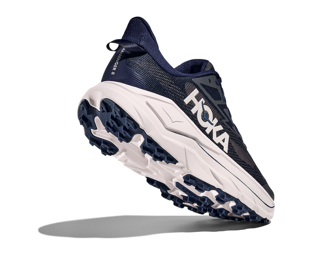 HOKA Challenger 8 Hombre Midnight Blue / Grout — vista tres cuartos