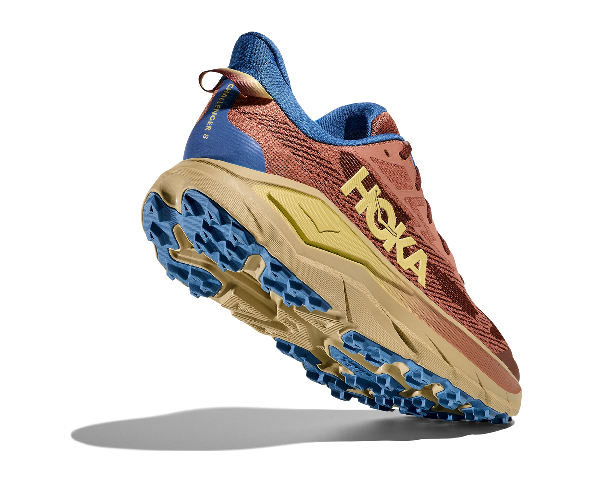 HOKA Challenger 8 Hombre Maple Cardamom — vista tres cuartos