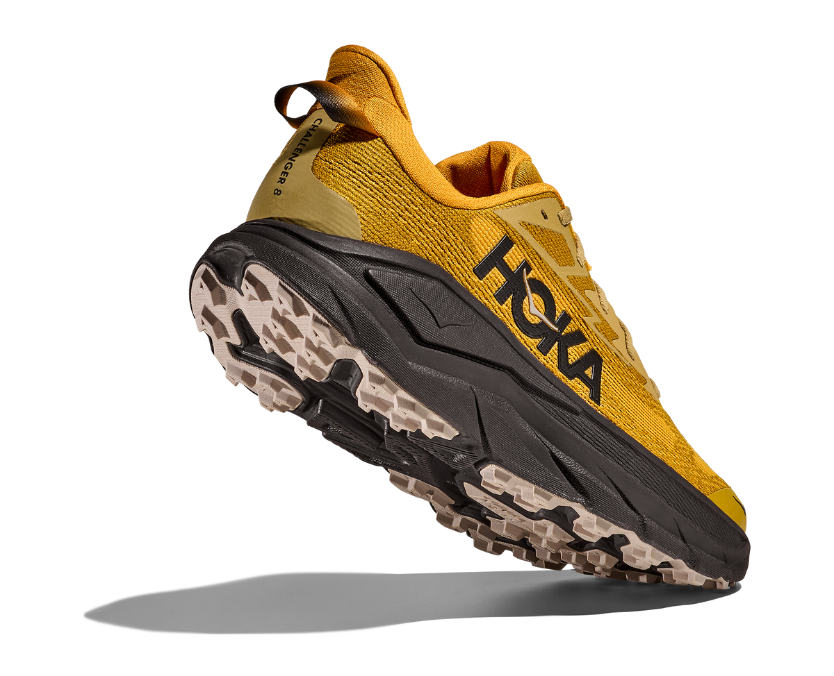 HOKA Challenger 8 Hombre Mustard Seed / Black — vista tres cuartos