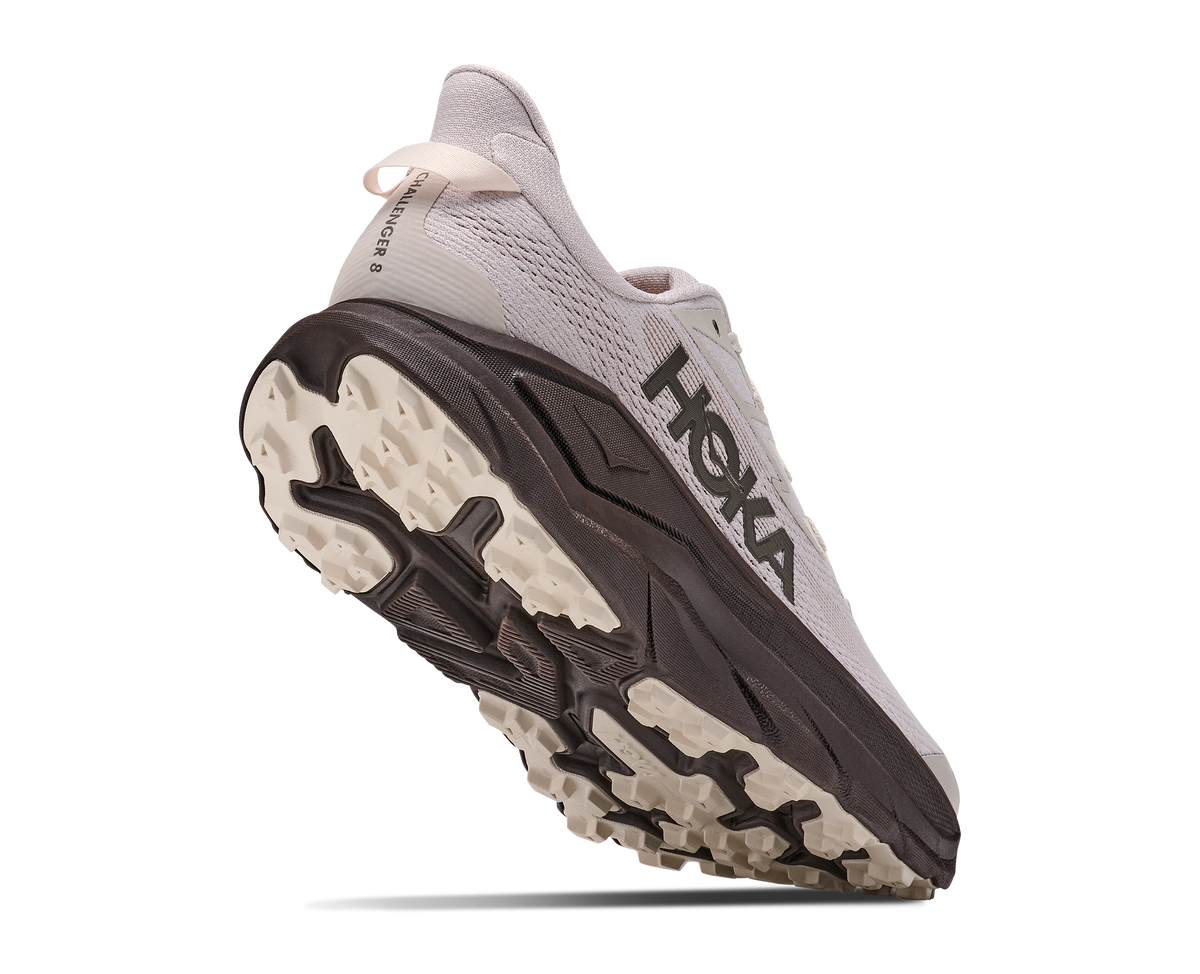 HOKA Challenger 8 Hombre River Rock Grey / Cast Iron — vista tres cuartos