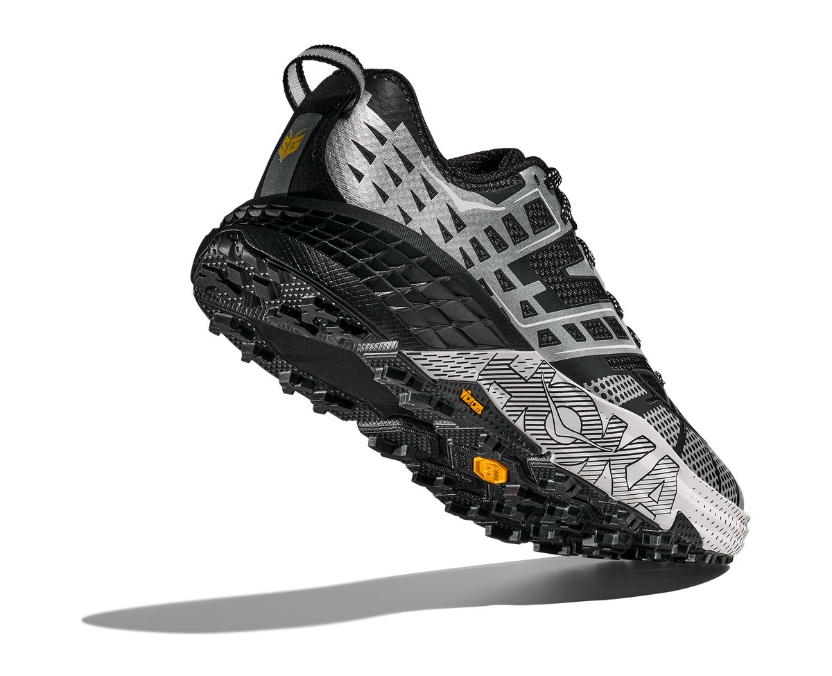 HOKA Speedgoat 2 TS Unisex Black / Stardust — vista tres cuartos