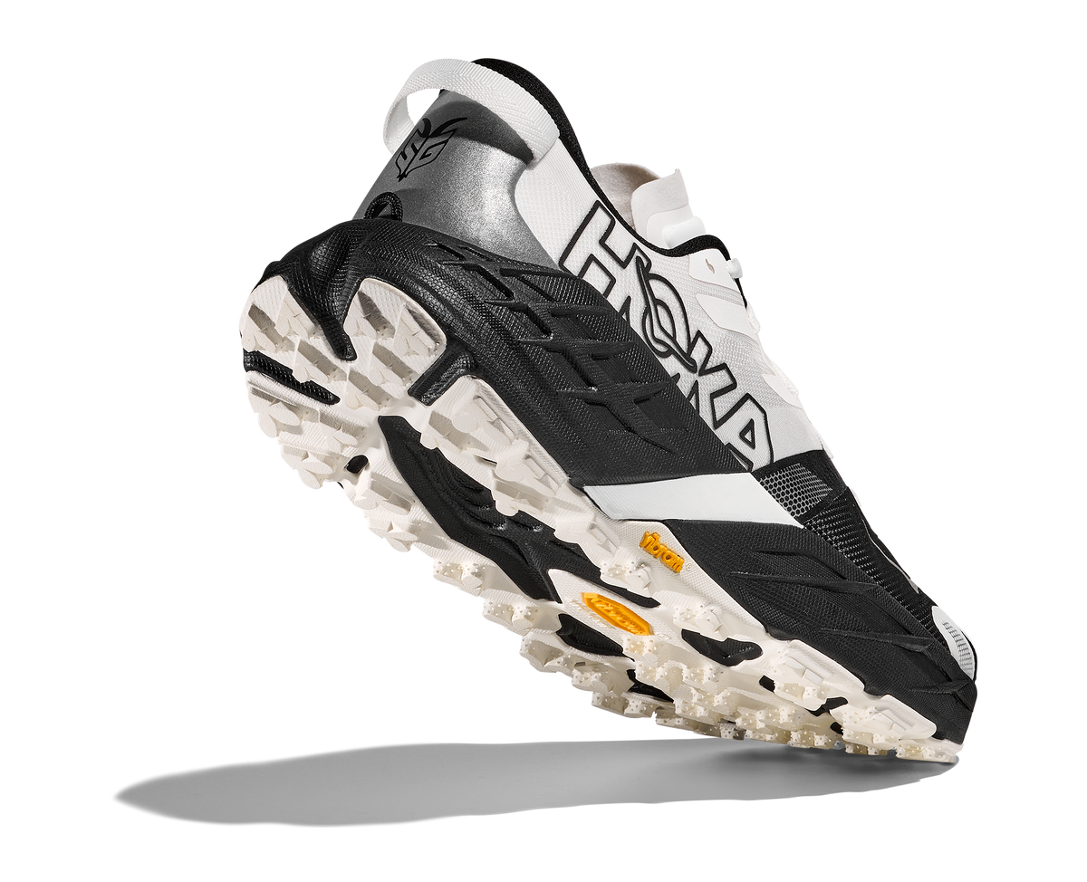 HOKA Speedgoat 7 Mujer Black / White — vista tres cuartos
