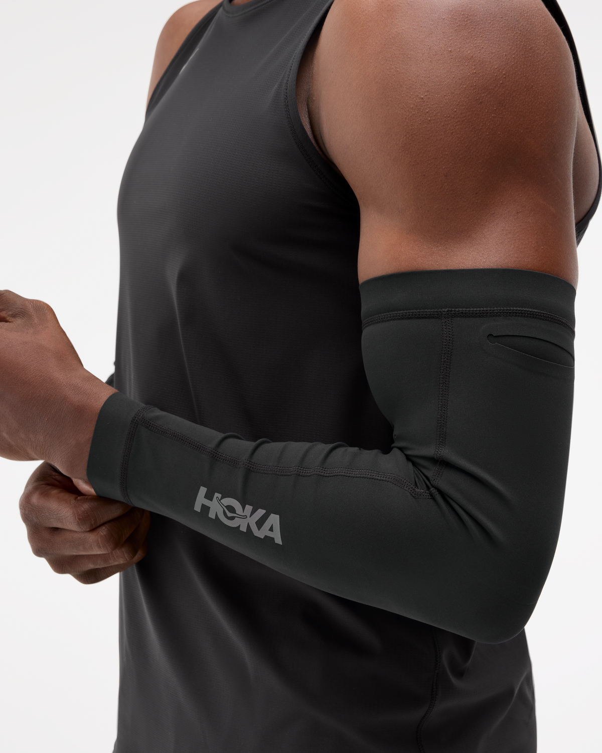 HOKA Race Day Arm Sleeve Unisex Black — vista tres cuartos