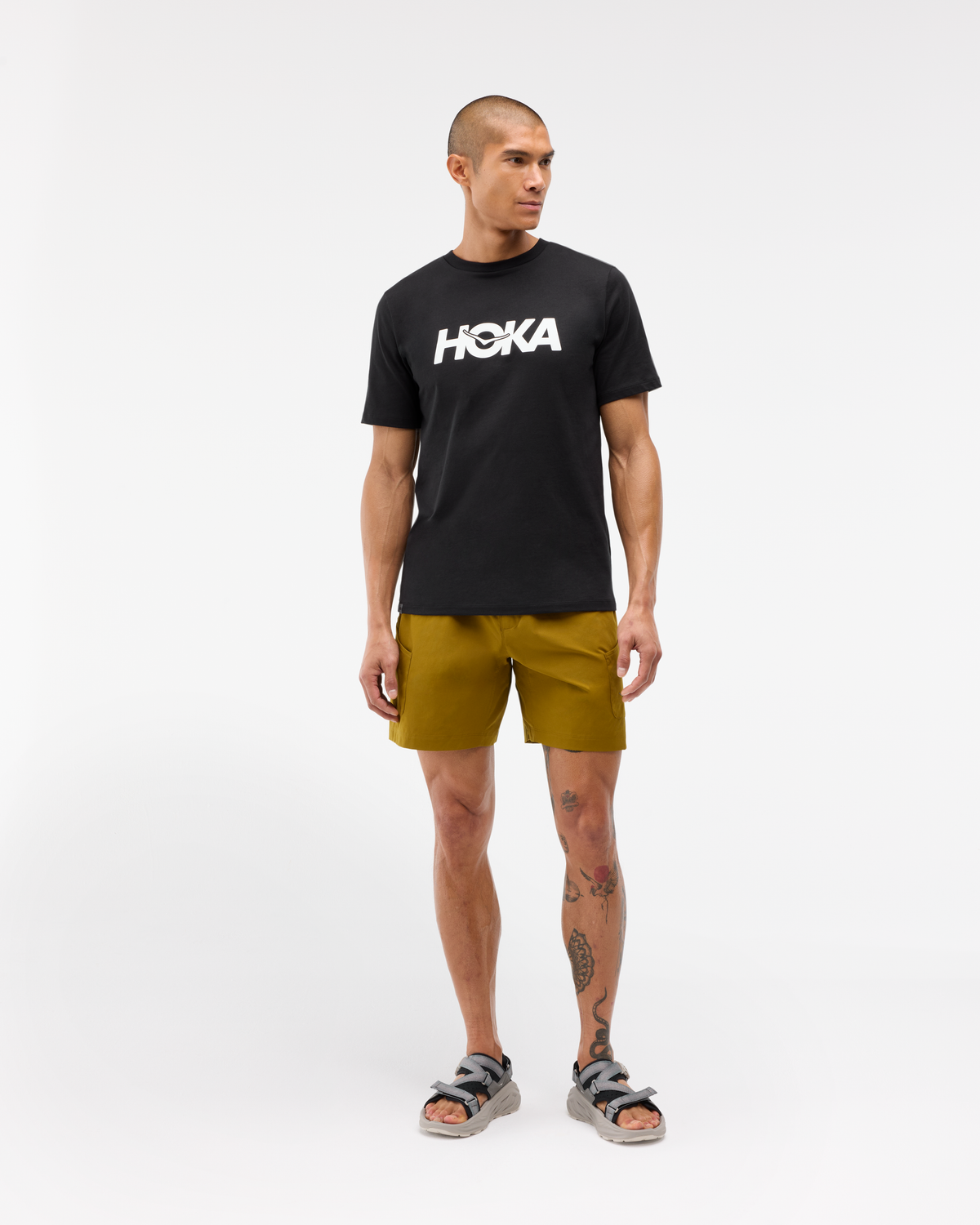 HOKA Core Logo Ctn SS Tee Hombre Black — vista frontal