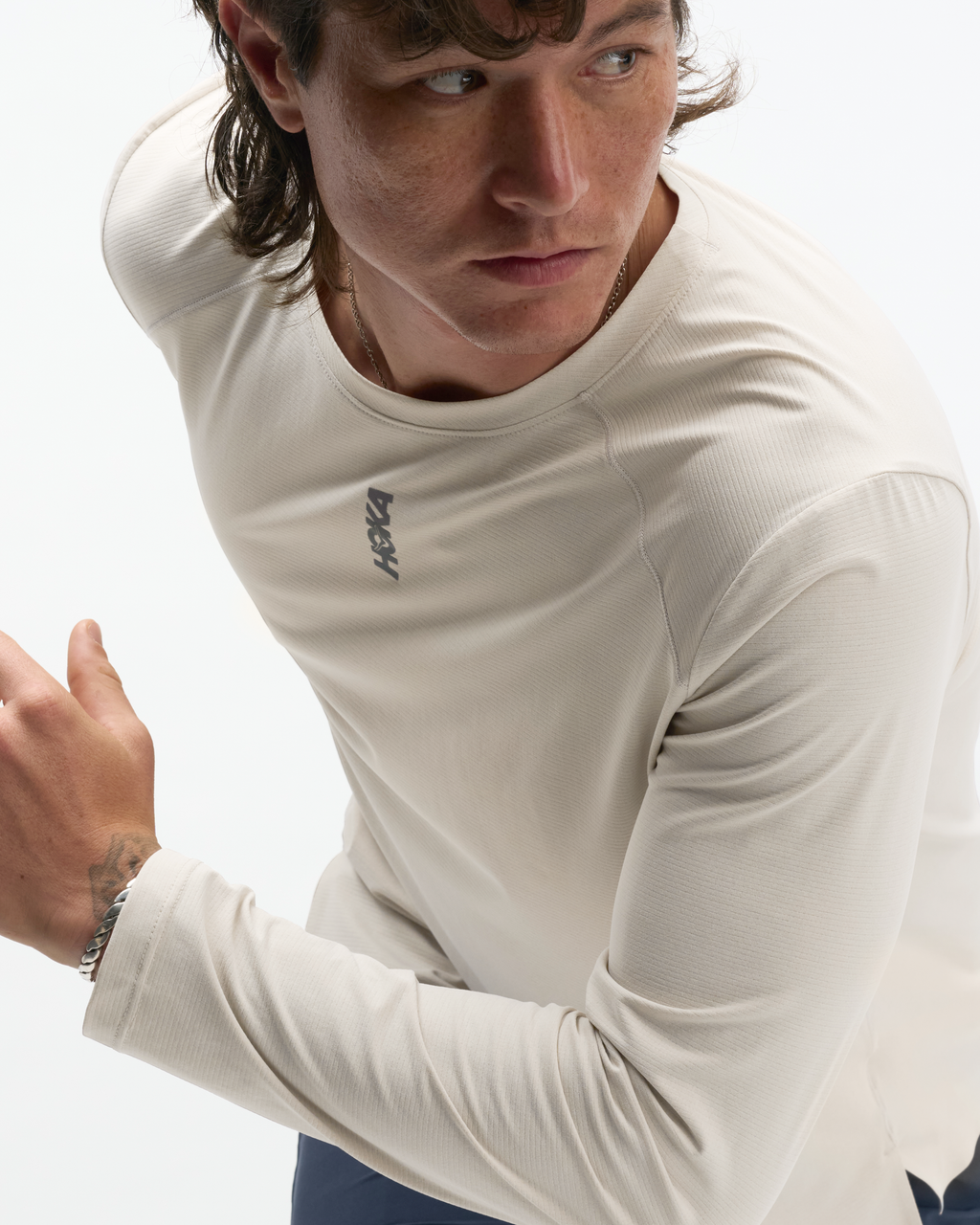 HOKA Everyrun Long Sleeve Hombre River Rock Grey — vista tres cuartos