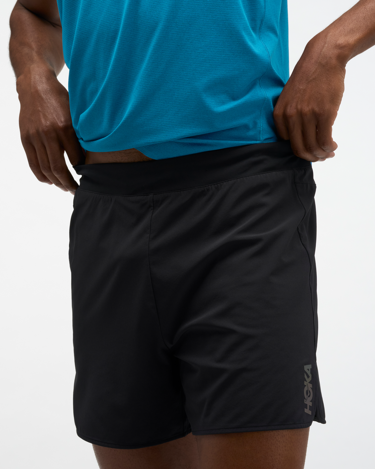 HOKA Glide Short 5'' Brief Hombre Black — vista tres cuartos