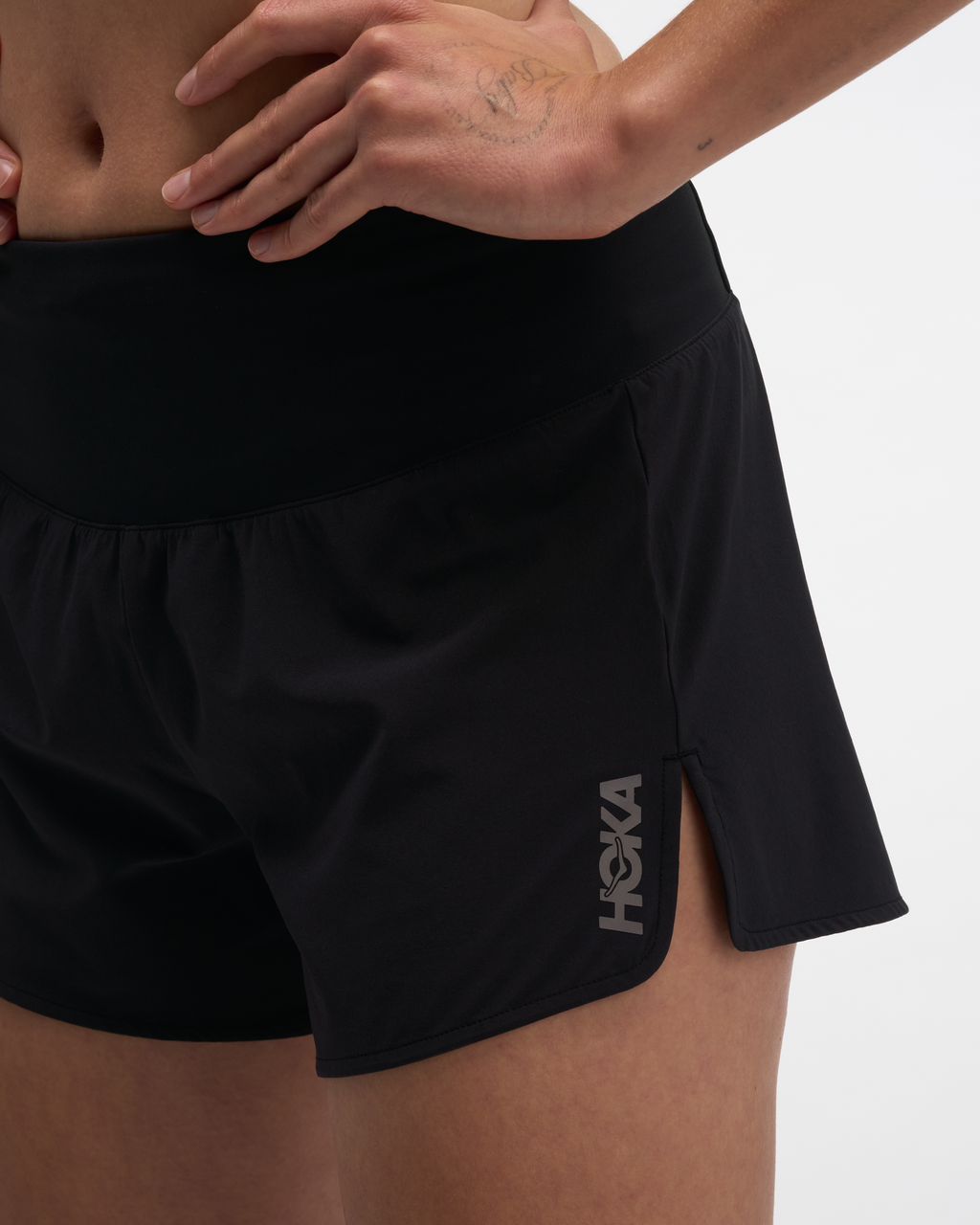 HOKA Glide Short Mr 3.5'' Brief Mujer Black — vista lateral