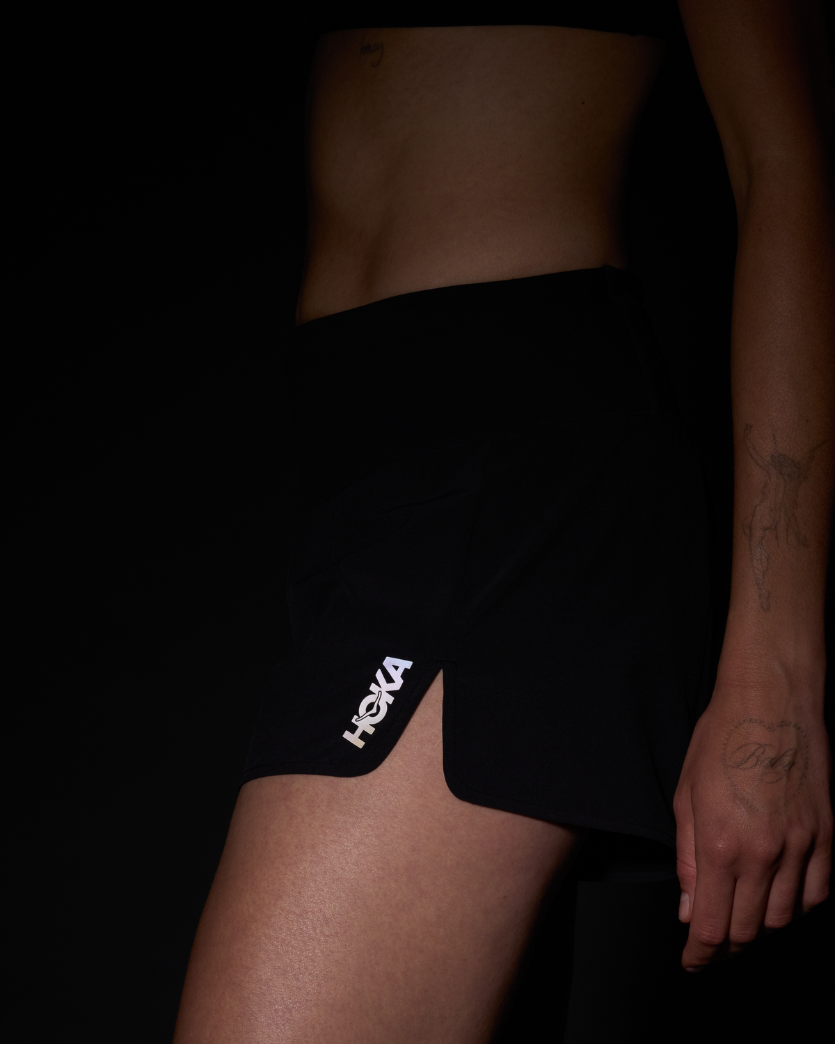 HOKA Glide Short Mr 3.5'' Brief Mujer Black — vista tres cuartos