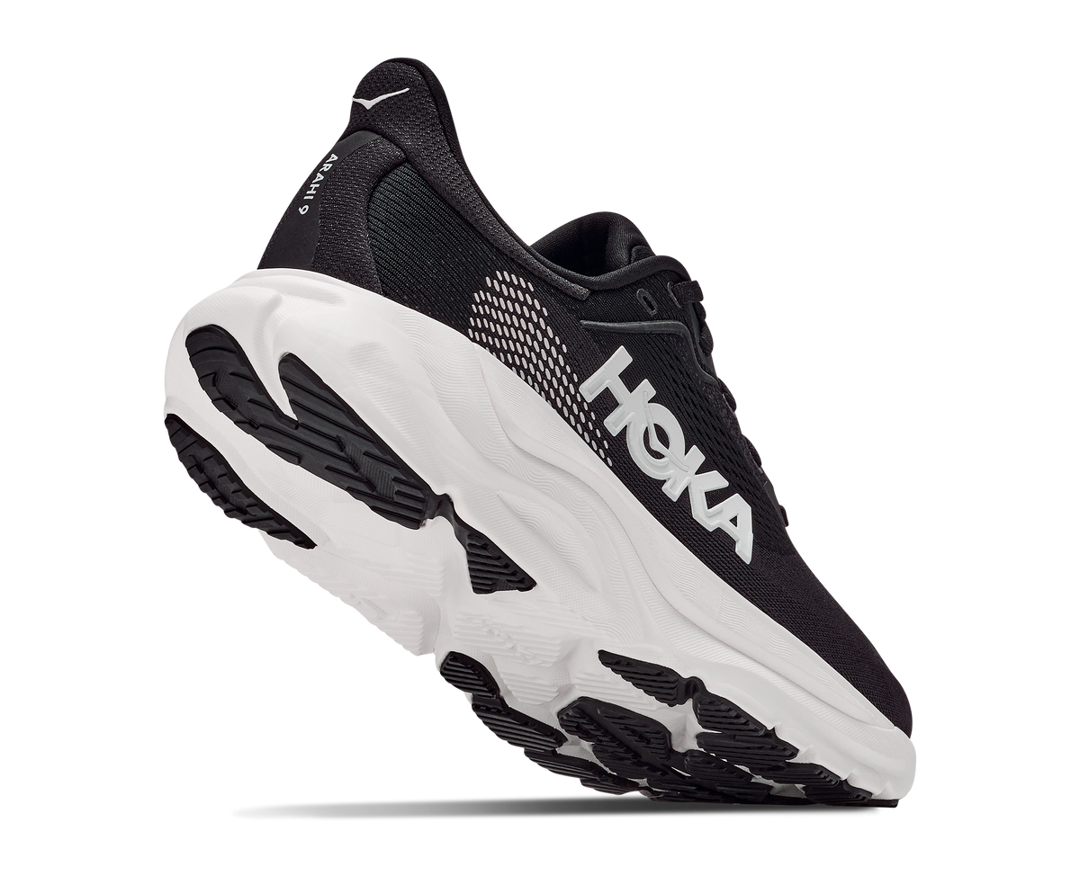 HOKA Arahi 9 Hombre Black / White — vista tres cuartos