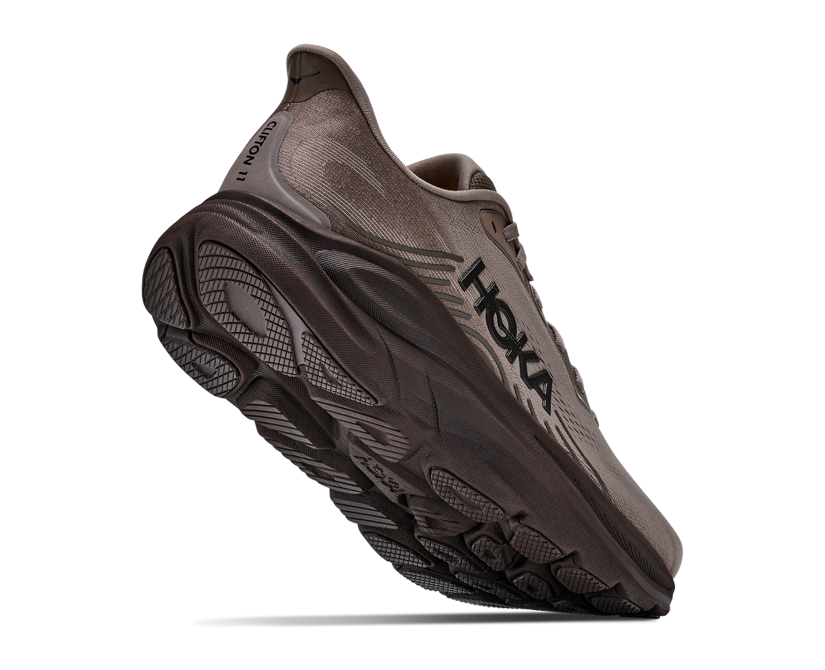 HOKA Clifton 11 Hombre Boulder Grey / Pebble Grey — vista tres cuartos
