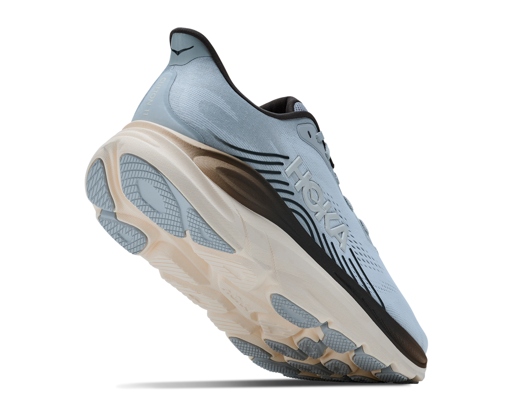 HOKA Clifton 11 Hombre Stardust / Alabaster — vista tres cuartos