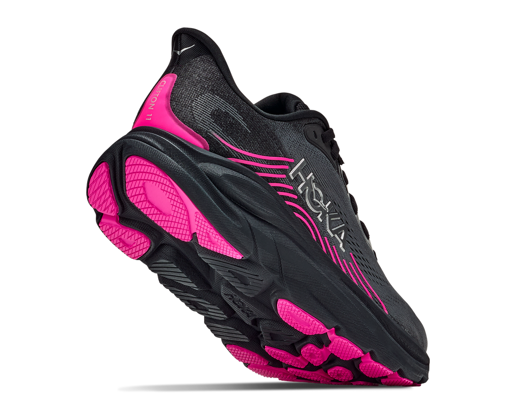 HOKA Clifton 11 Mujer Black / Neon Dragonfruit — vista tres cuartos