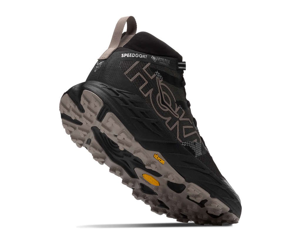 HOKA Speedgoat 7 Hike GTX Hombre Black / Pebble Grey — vista tres cuartos