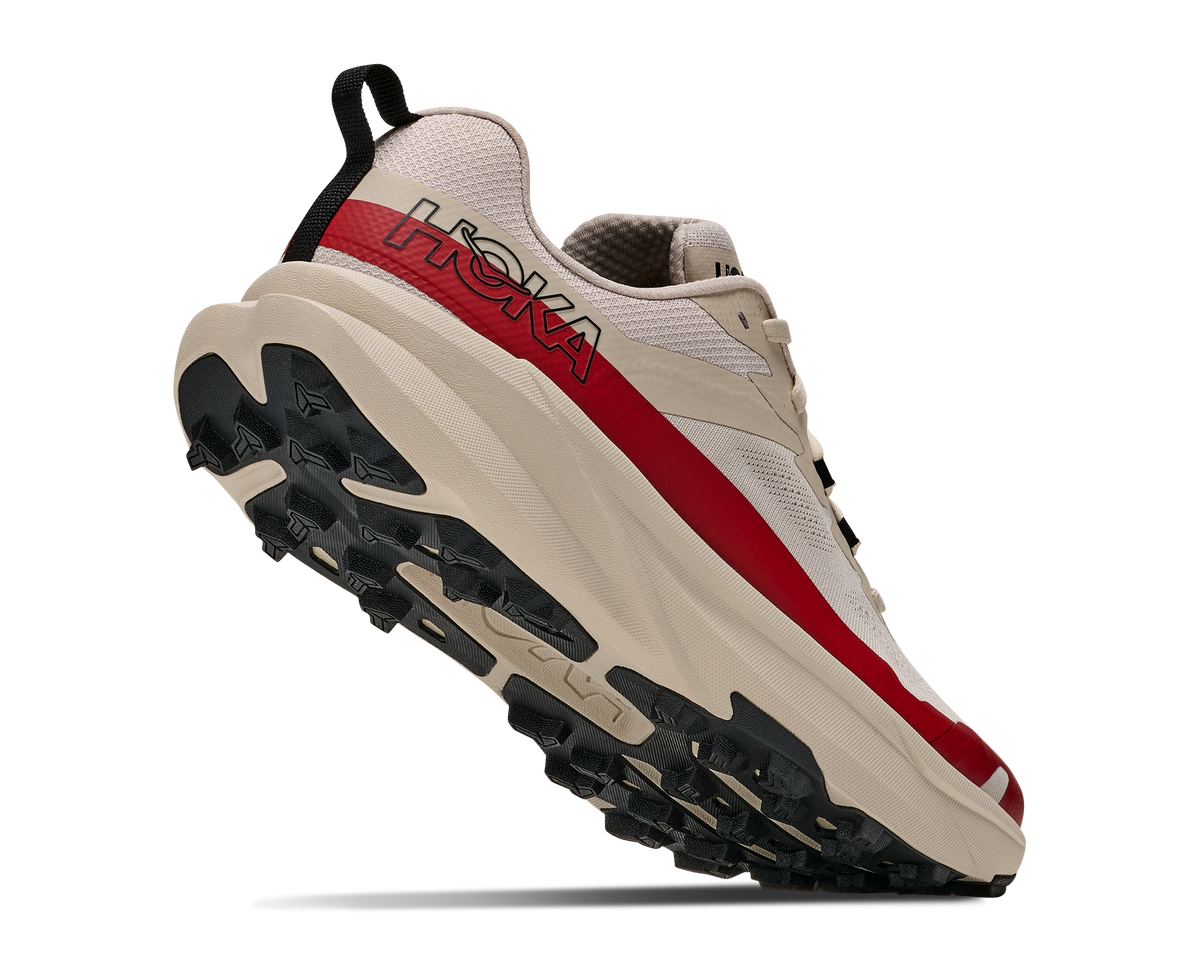 HOKA Torrent 5 Hombre River Rock Grey / Red Agate — vista tres cuartos