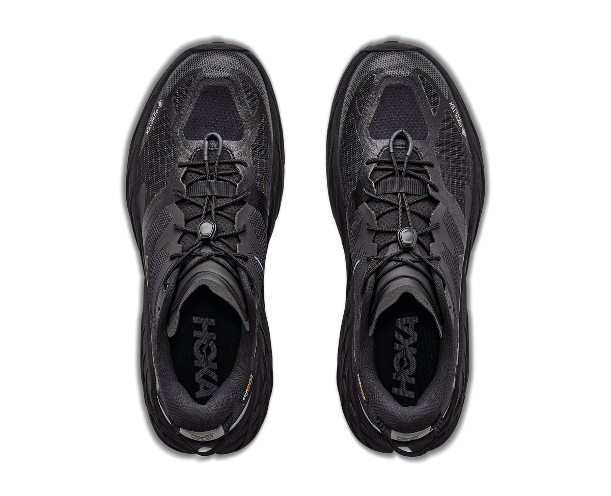 HOKA Speedgoat 7 GTX Hombre Black / Carbon Black — vista medial