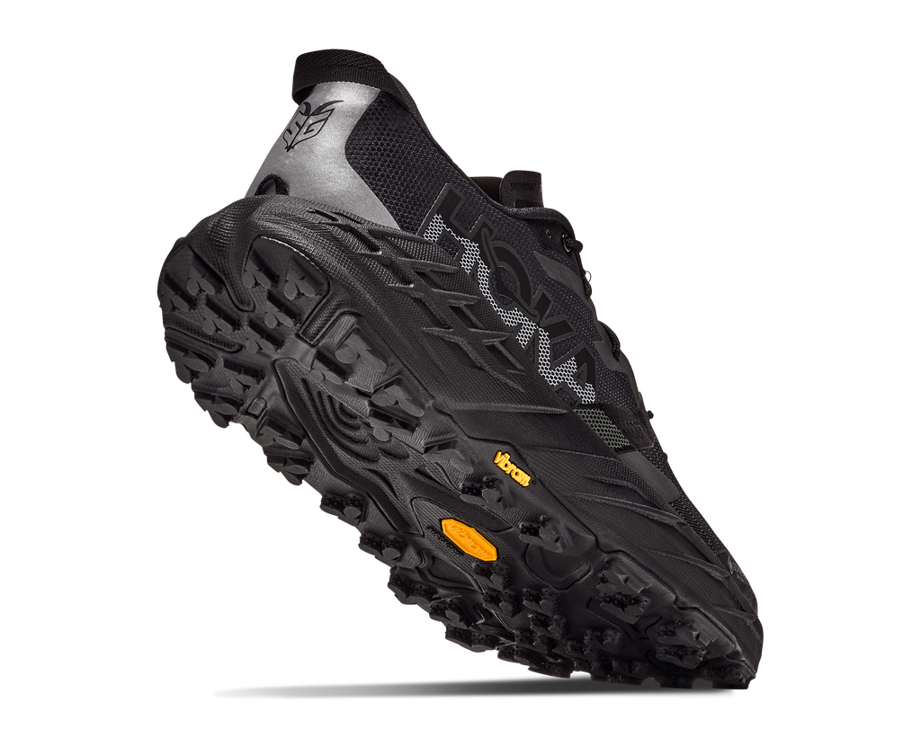 HOKA Speedgoat 7 GTX Hombre Black / Carbon Black — vista tres cuartos