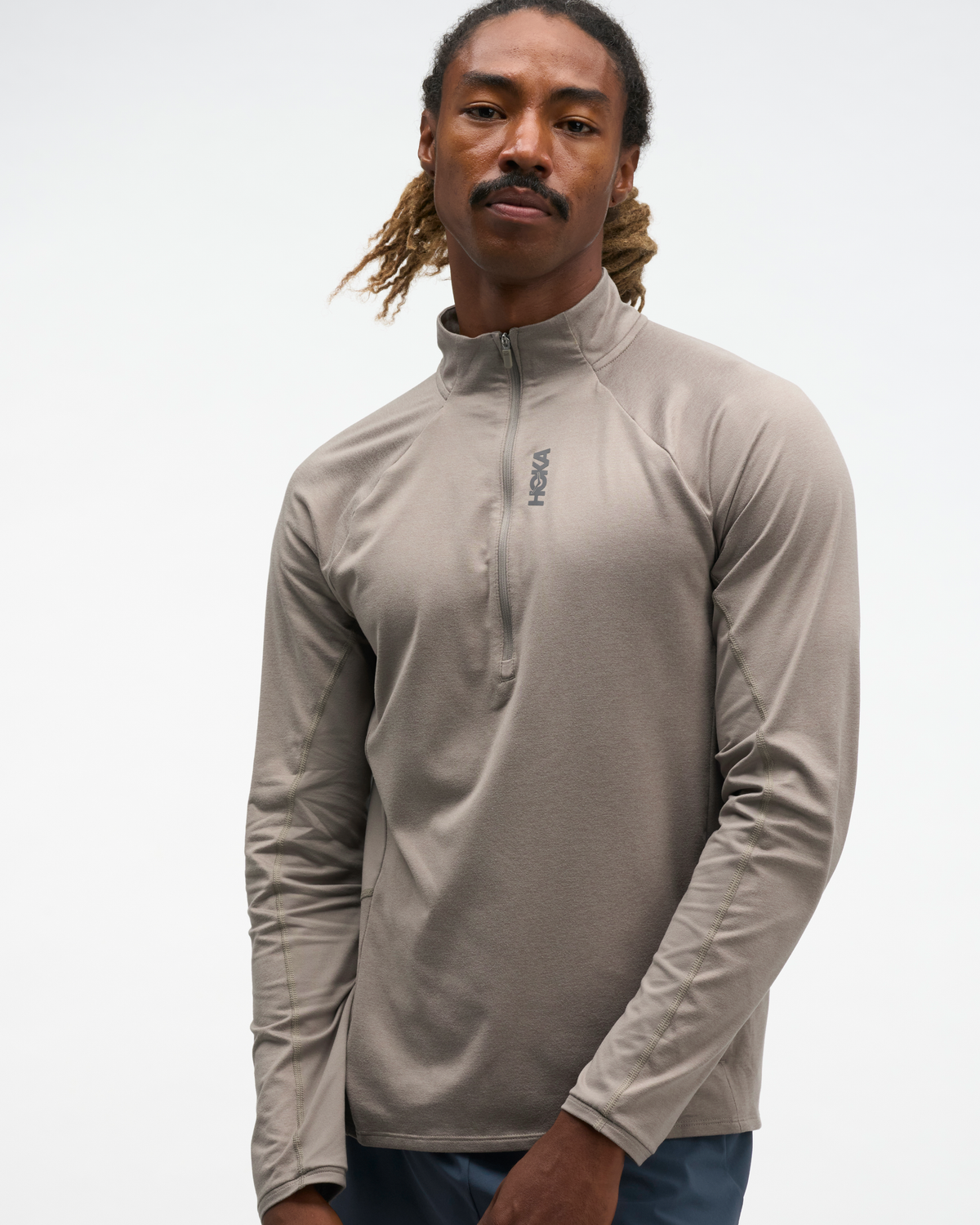 HOKA Skyform Half Zip Hombre Pebble Grey Htr — vista tres cuartos