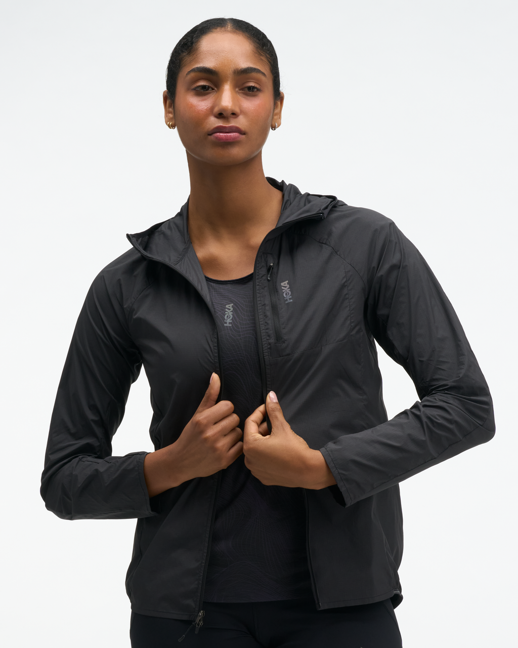 HOKA Skyflow Wind Jacket Mujer Black — vista tres cuartos
