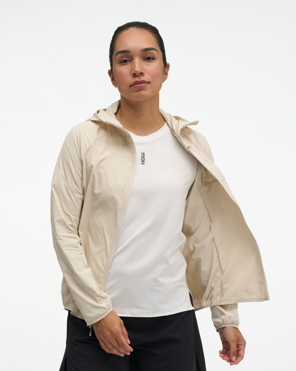 HOKA Skyflow Wind Jacket Mujer Oat Milk — vista tres cuartos
